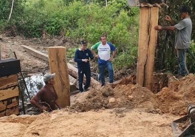 Imagem da notícia Dalmy Crisostomo acompanha obra de reforma da ponte de madeira sobre vigas em Alcinópolis